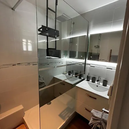 Du Beau Port בית הארחה 3*